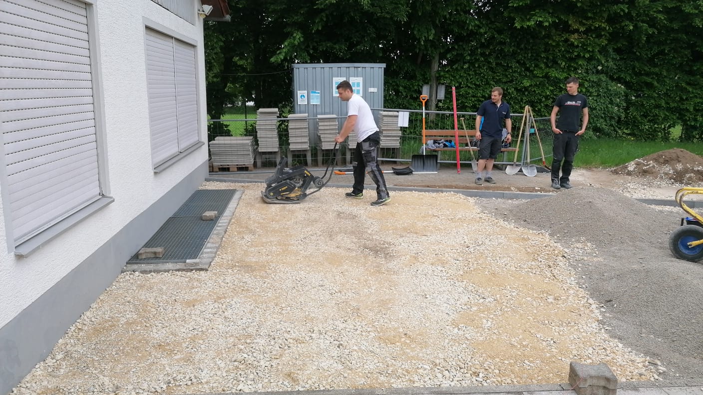 Bildunterschrift: Christoph Ott, Torhüter der Männer 1 der Spvgg Handball-Abteilung, erwies sich als echtes Talent beim Terrassenbau und an der Rüttel-Maschine.