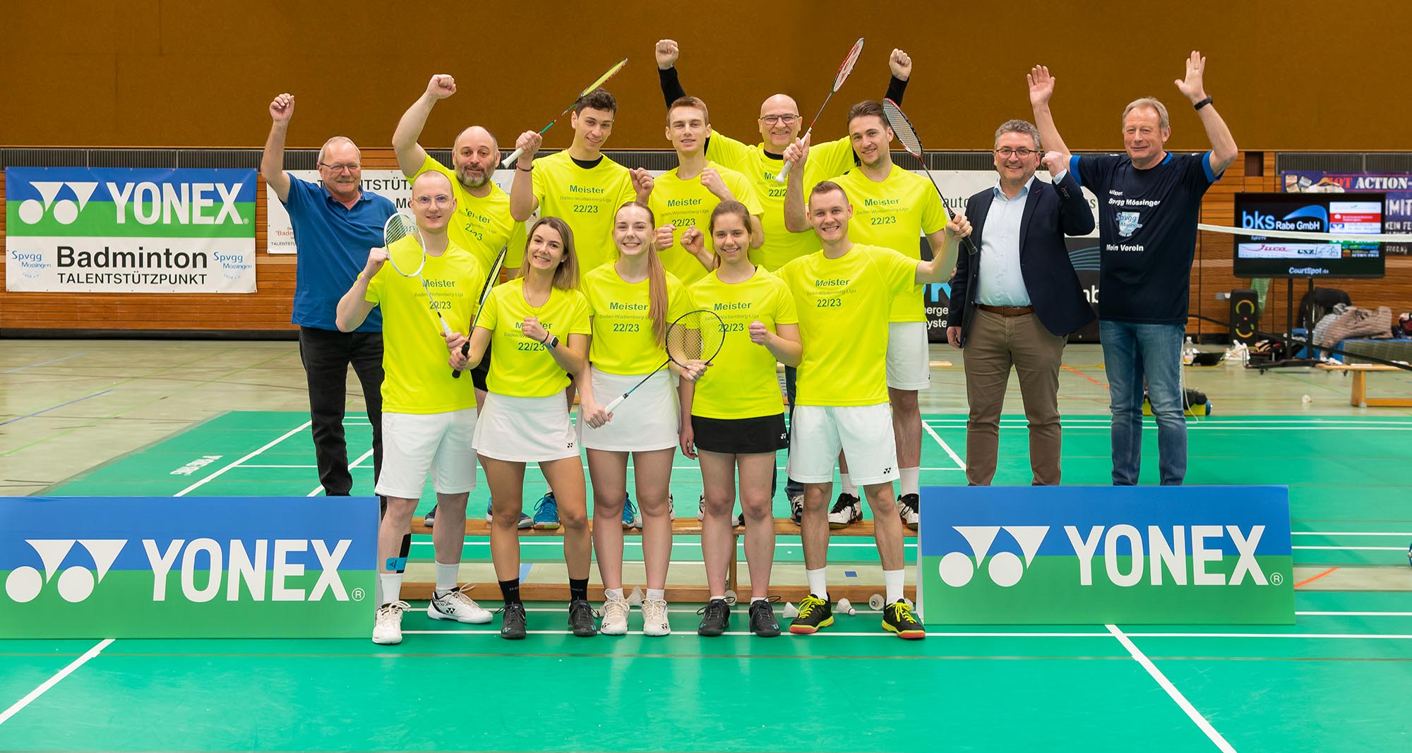 Spvgg Mössingen 1 - Meister der BW_Liga 2022/2023 beim Saisonfinale am 1. April: vorne v. li. Daniel Göricke, Anne Ladwig, Amera Dubinovic, Nadja-Christine Reihle, Martin Hähnel; hinten v. li. Spvgg-Vorstand Dieter Haap, Andreas Gallai, Bent Julian Meyer, Alexander Huber, Reinhold Portscheller, Mannschaftsführer Patrick Spahr, OB Michael Bulander und Spvgg-Vorstand Norbert von Wulfen Spvgg Mössingen 1 - Meister der BW_Liga 2022/2023 beim Saisonfinale am 1. April: vorne v. li. Daniel Göricke, Anne Ladwig, Amera Dubinovic, Nadja-Christine Reihle, Martin Hähnel; hinten v. li. Spvgg-Vorstand Dieter Haap, Andreas Gallai, Bent Julian Meyer, Alexander Huber, Reinhold Portscheller, Mannschaftsführer Patrick Spahr, OB Michael Bulander und Spvgg-Vorstand Norbert von Wulfen